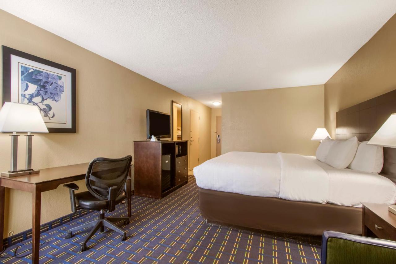 Clarion Asheville Airport 3*